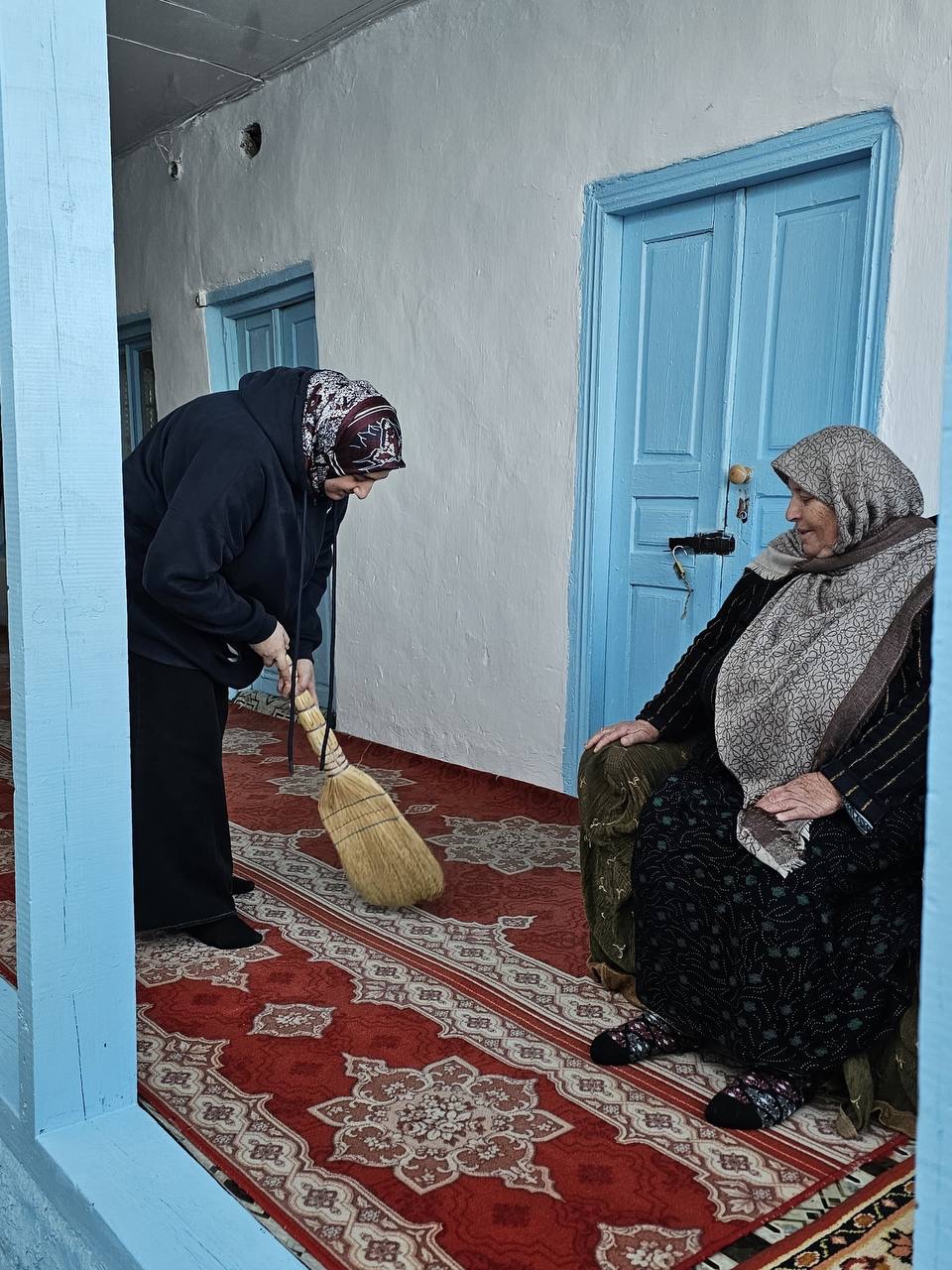 Оказывает социально-бытовую,социально-медицинскую услугу, своей подопечной